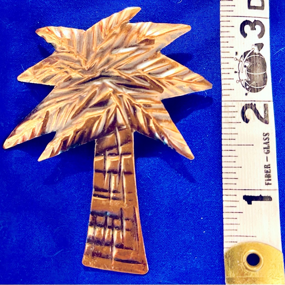 Palm tree pin